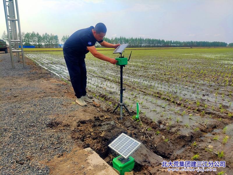 第一管理区技术人员为种植户安装太阳能智能节水灌溉器_副本.jpg