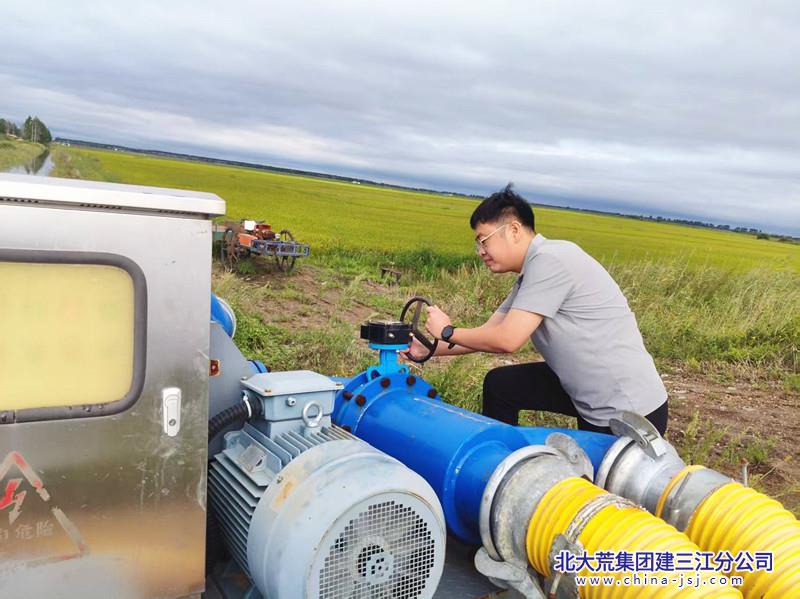 工作人员安全移动泵车 摄影 赵维恒.jpg
