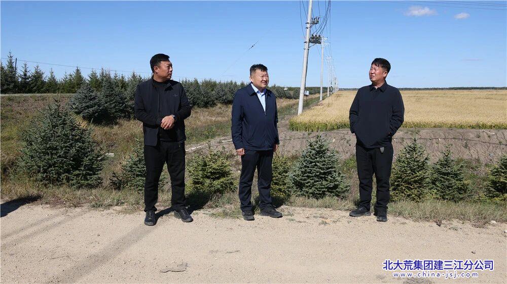 踏查现场2 邢琛摄.jpg