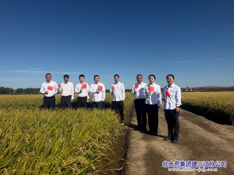 农服和国旗合影1.jpg