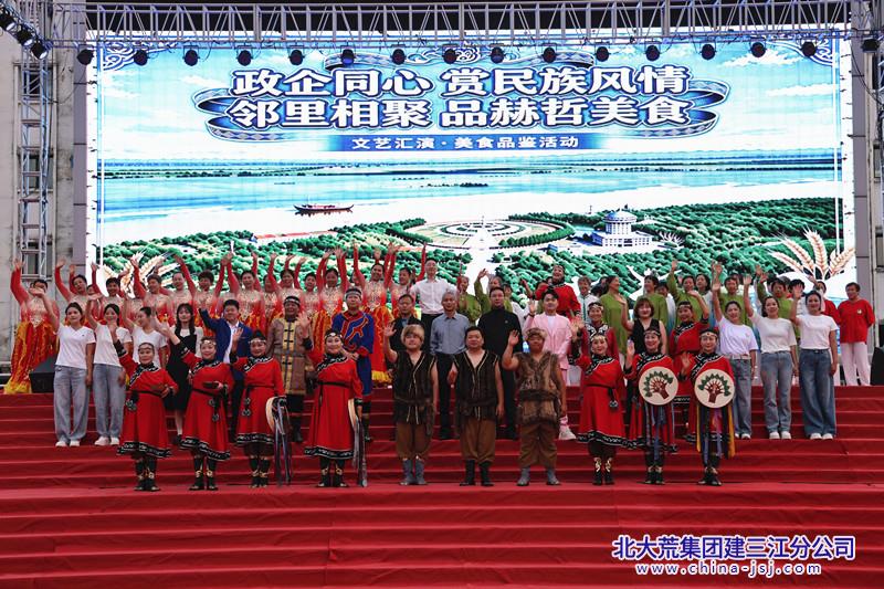1.文艺演出合影 摄影 李玉龙_副本.jpg