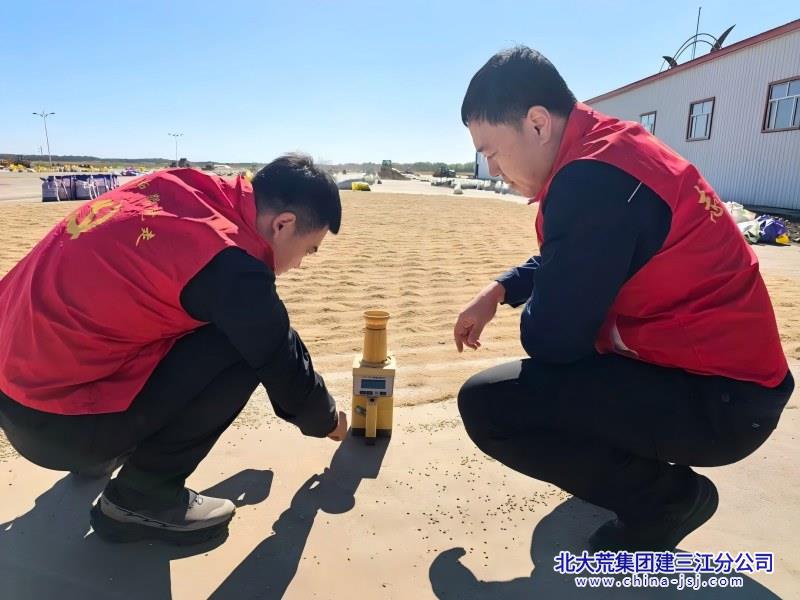 青龙山党员志愿服务助秋收 (2).jpg