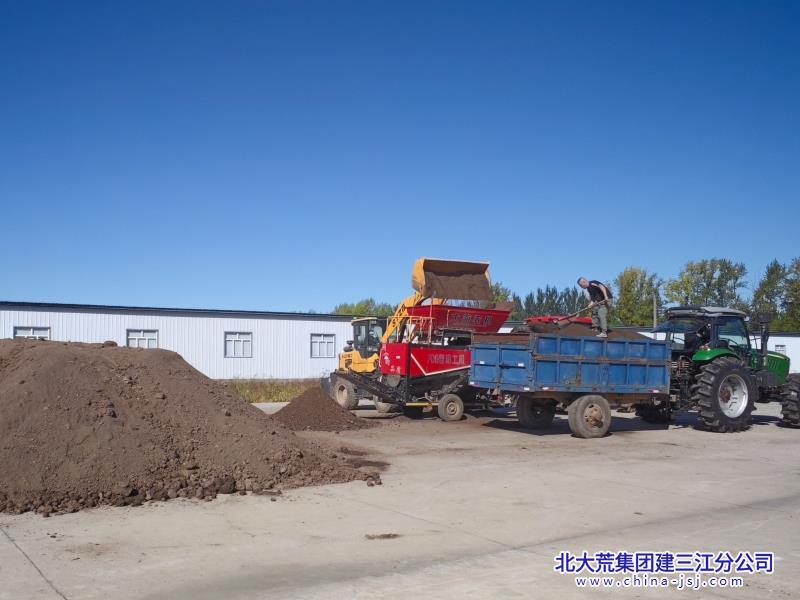 图为苗床土筛土作业 (3).jpg