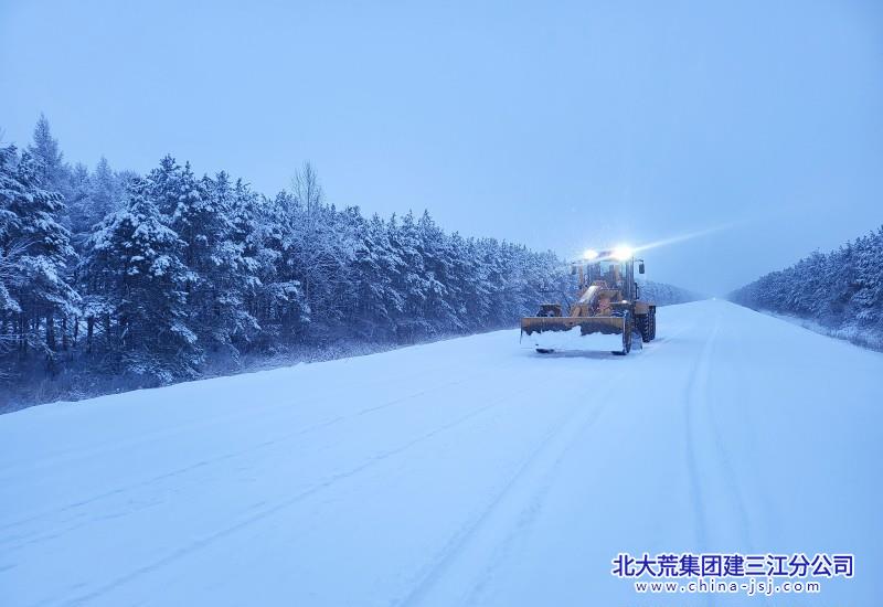 前锋出动机械力量第一时间确保道路畅通无积雪.jpg