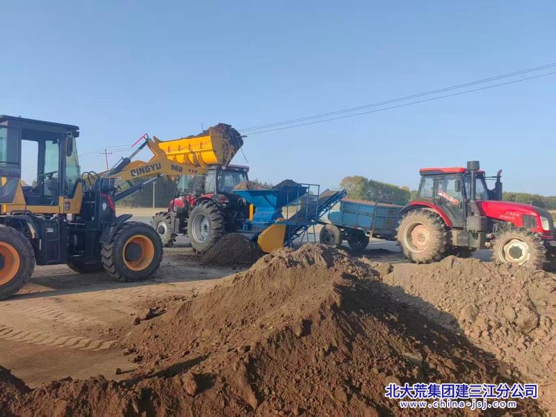 第二管理区备苗床土现场_副本.jpg