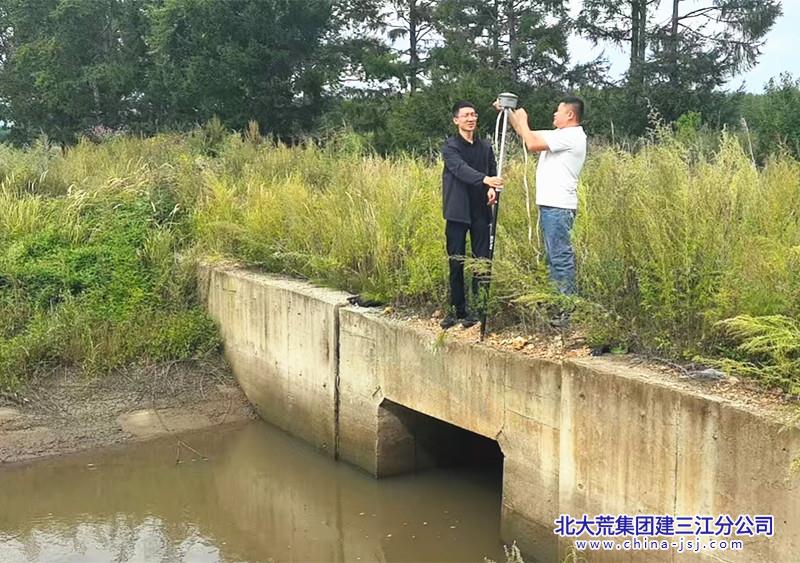 技术人员携带专业测量设备,现场开展高程、渠系工况等数据采集工作 摄影 王威.jpg 技术人员携带专业测量设备,现场开展高程、渠系工况等数据采集工作 摄影 王威.jpg