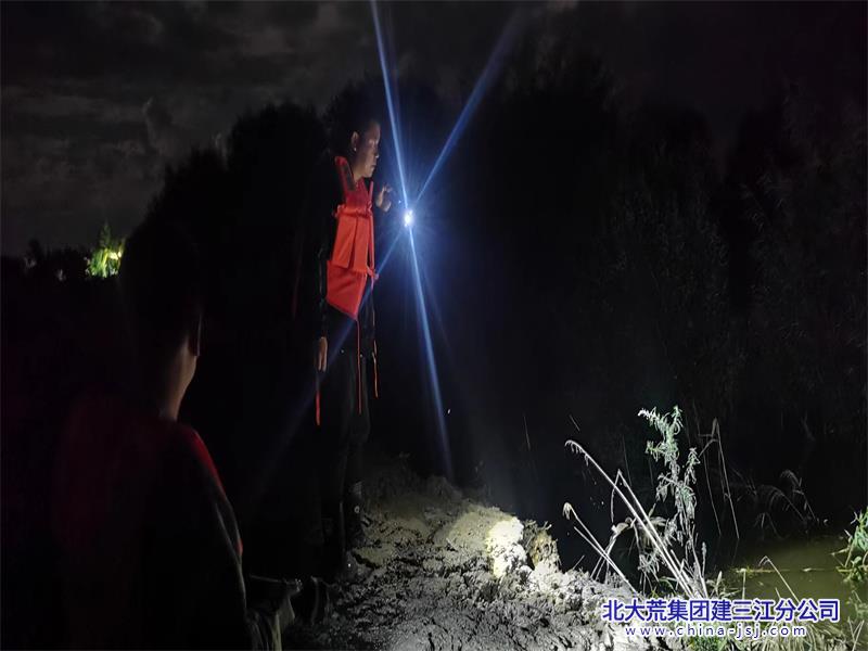 夜间抗洪巡查.jpg