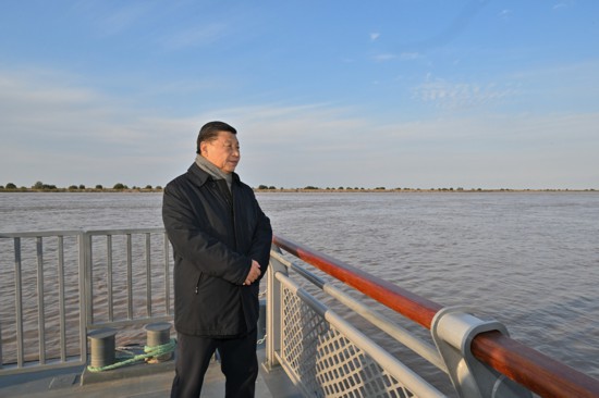2021年10月20日，习近平在山东省东营市考察黄河入海口。