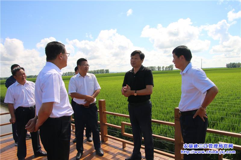 八五九农场党委书记孙鹏,分公司总经理杜德旺陪同.