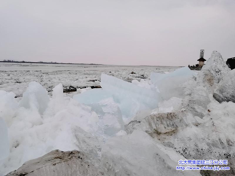 中俄界江乌苏里江东安江段出现武开江奇观