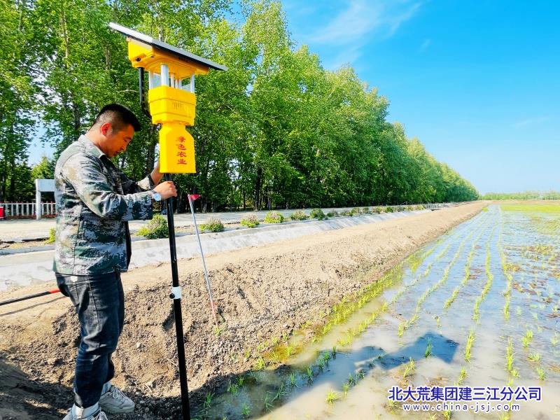 图为工作人员安装风吸式太阳能诱虫灯_副本.jpg