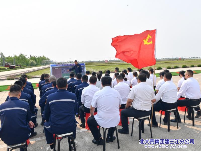 图为田间课堂工作人员现场教学_副本.jpg