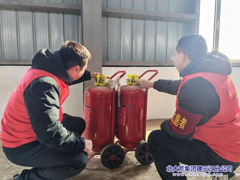 红色力量深耕黑土 青龙山党员冲刺春耕“第一棒” (2).jpg