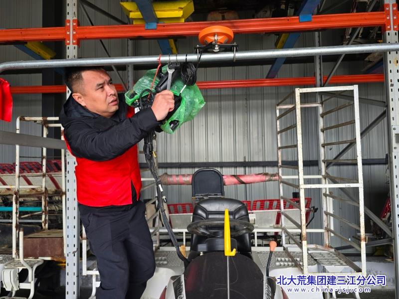 红色力量深耕黑土 青龙山党员冲刺春耕“第一棒” (3).jpg