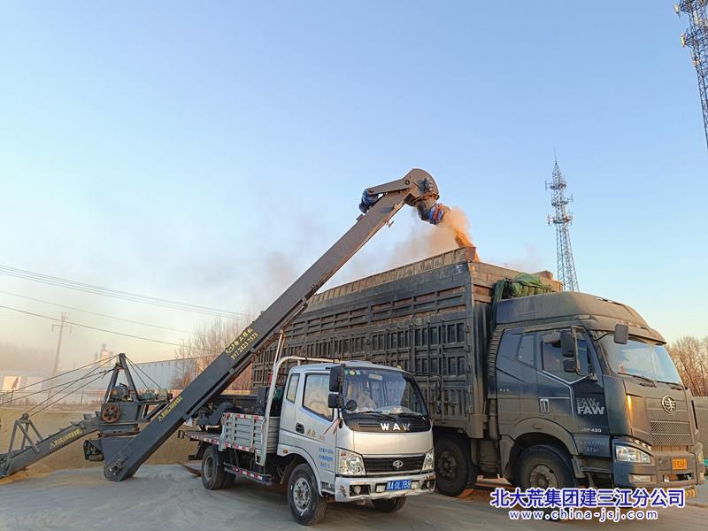 多渠道联系粮商，积极帮助广大种植户拓宽粮食销售渠道 摄影 周立伟.jpg