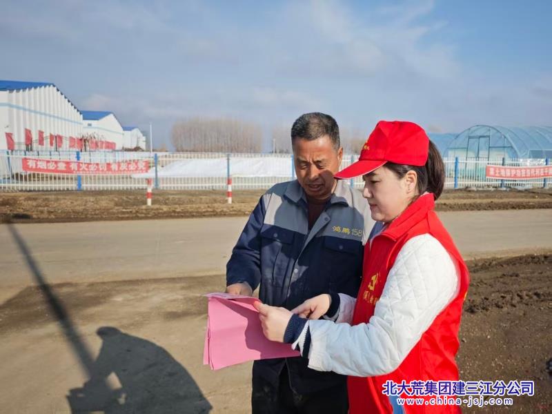 前锋农场党建红墙防诈骗 贴心护航春耕生产.jpg