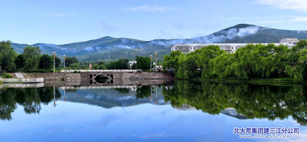 一汪静水 半幅青山.jpg