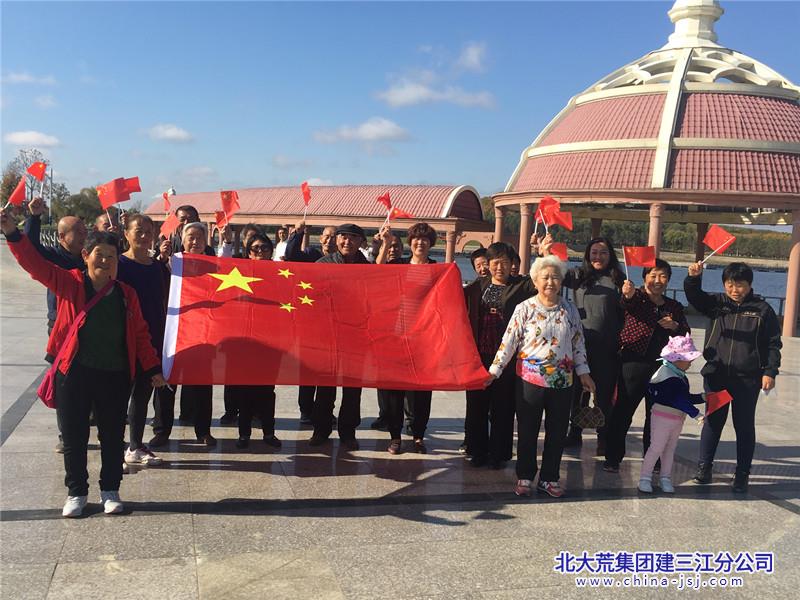 国庆前夕，第二居民委组织辖区党员群众开展“我和国旗合个影”活动，激发爱国情怀_副本.jpg