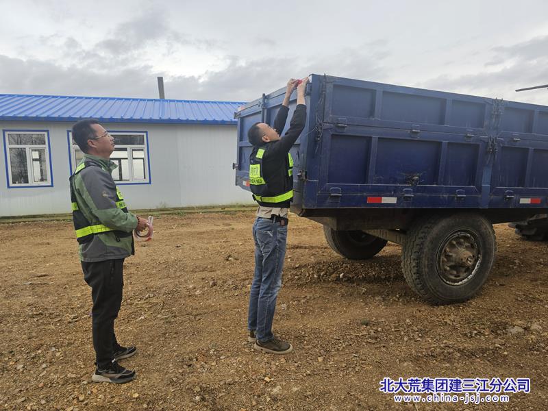 洪河农场有限公司党员干部进秋收一线为农用机车贴反光贴 图黄振阳.jpg