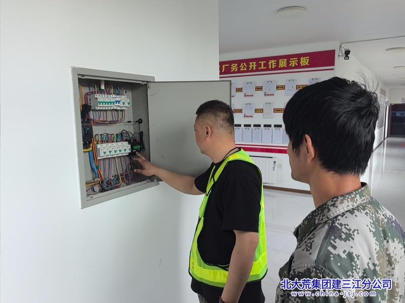 第二管理区工作人员检查电路.jpg