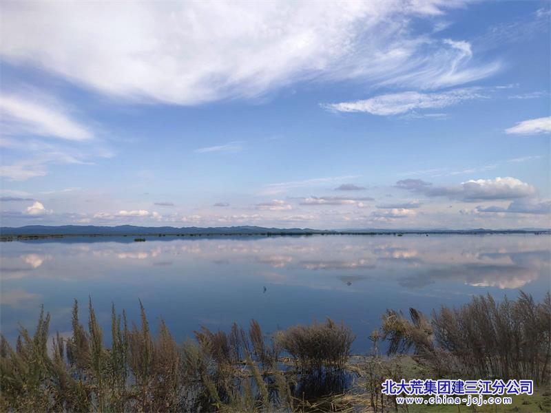 一汪清湖 漫揽云舒.jpg