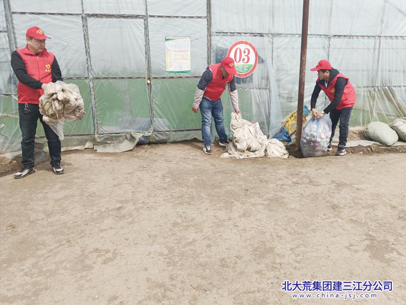 清理棚区垃圾 (1).jpg