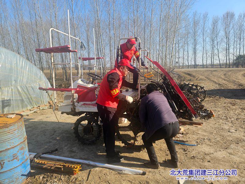 洪河农场有限公司压实责任为春耕农机安全“上保险”.jpg