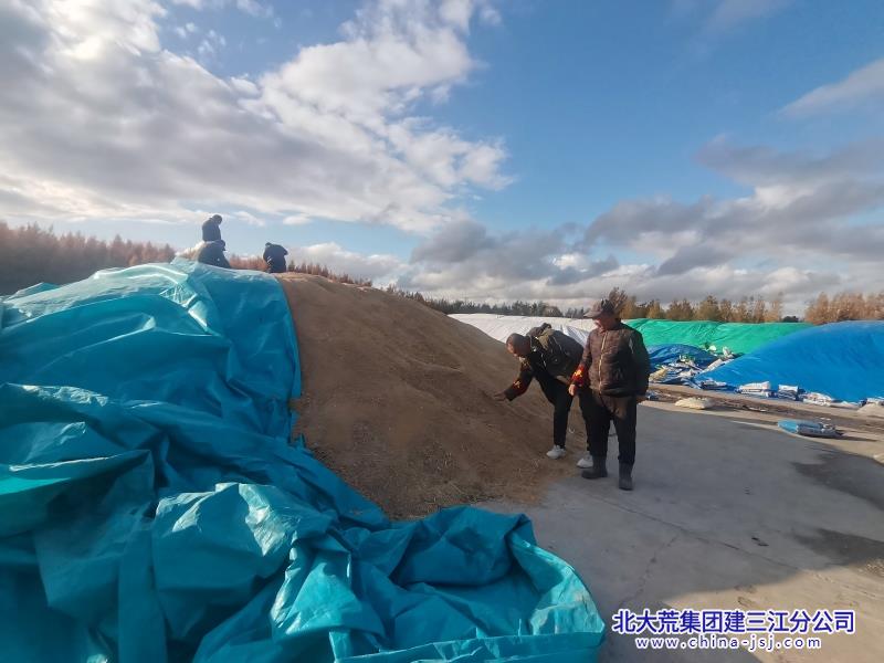 党员干部志愿者服务队销售卖粮食 (3)(1).jpg