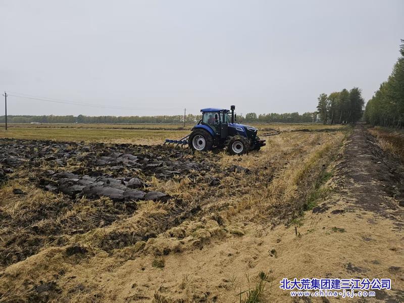 洪河农场金秋深松整地忙 守护黑土备春耕.jpg