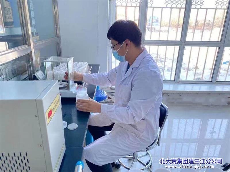 青龙山农场加强黑土地保护推进农业绿色发展_副本.jpg 青龙山农场加强黑土地保护推进农业绿色发展_副本.jpg