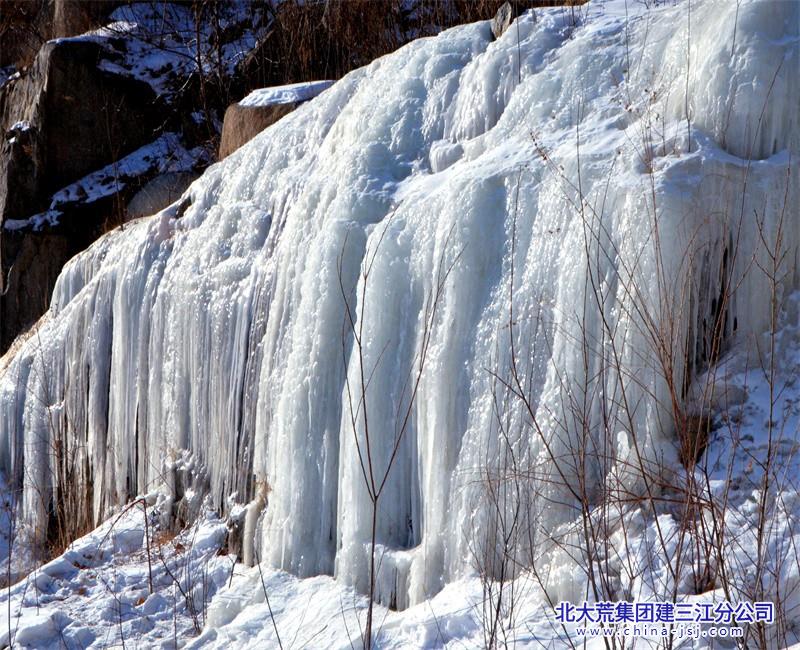 皎皎雪白崖岩壁，冰瀑结成万仞山.JPG