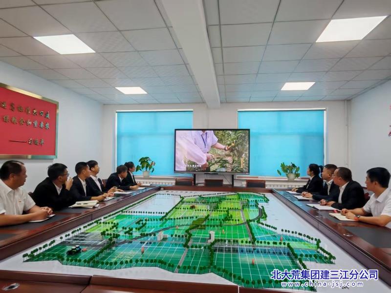 观看警示教育片.jpg