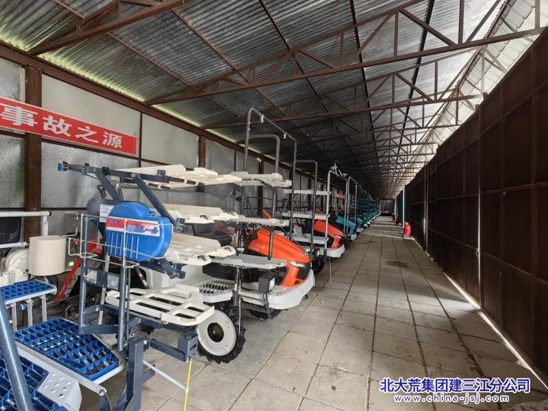 一区农具厂农机停放.jpg