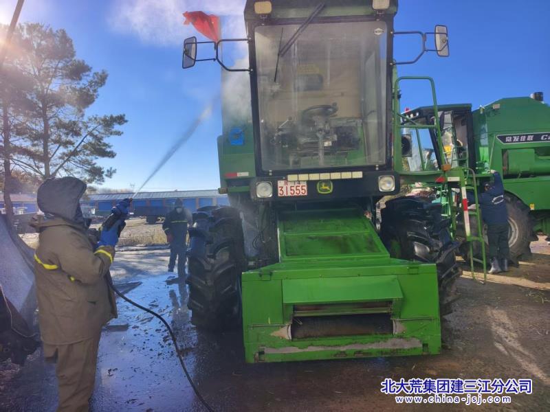管理区抢抓有利时机，全面开展秋收农机清洗、检修、保养及入库封存工作 摄影 卢晓丹.jpg
