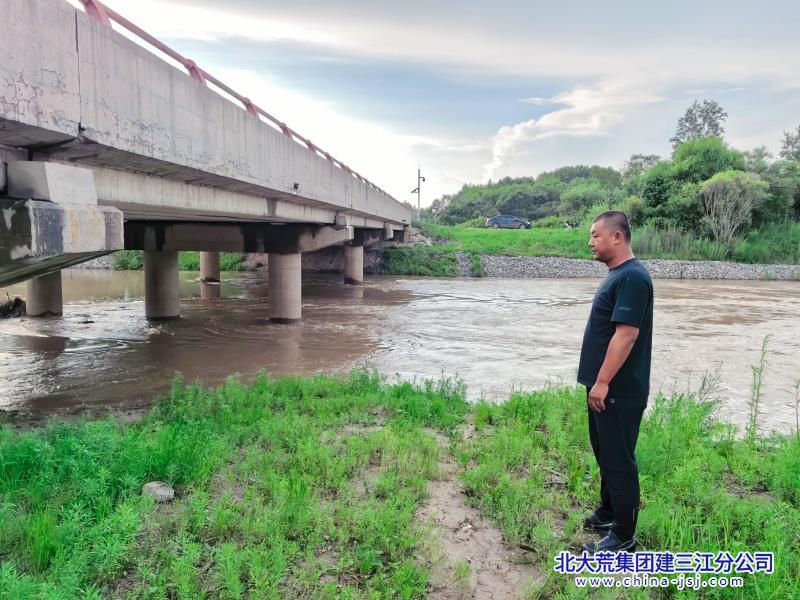 23.第二管理区工作人员巡河_副本.jpg