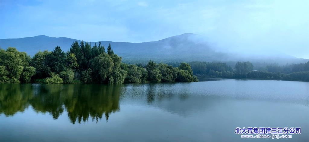 青霭绕峰湖影翠.jpg