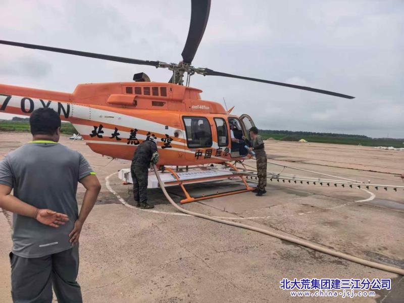 21.第二管理区工作人员与飞行员沟通_副本.jpg